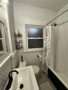 Charming 2BR Ferndale Flat Enclosed Porch & Yard