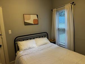 Charming 2BR Ferndale Flat Enclosed Porch & Yard