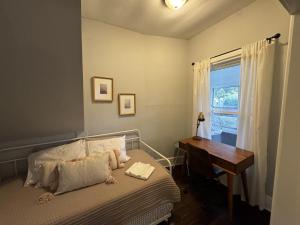 Charming 2BR Ferndale Flat Enclosed Porch & Yard