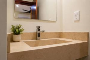 2BR-3BA Condo Block from Beach w Rooftop Jacuzzi