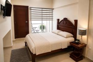 2BR-3BA Condo Block from Beach w Rooftop Jacuzzi