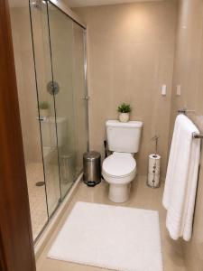 2BR-3BA Condo Block from Beach w Rooftop Jacuzzi