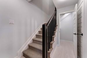 2 bedroom Luxe home King bed 22 mins downtown