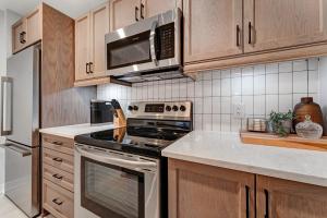 2 bedroom Luxe home King bed 22 mins downtown