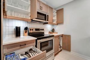 2 bedroom Luxe home King bed 22 mins downtown