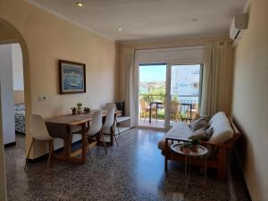 Acogedor apartamento a 50m de la playa con terraza, aire acondicionado y parking - HISP-236-82