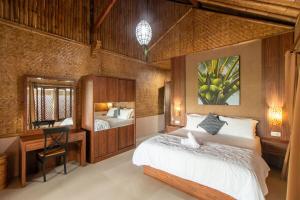 3BR Pool & Mountain View Modern Bamboo Syariah Villa Family Only