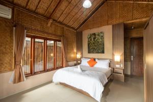 3BR Pool & Mountain View Modern Bamboo Syariah Villa Family Only