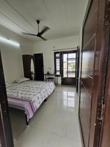 Private Room with Balcony & Rooftop Access