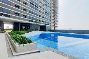 Homey and Comfy Studio Collins Boulevard Apartment By Travelio