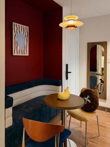 Mid-Century Modern Lakeview Apartment