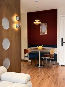 Mid-Century Modern Lakeview Apartment