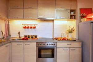 Airy skylight apt, 5 min to Republic Square
