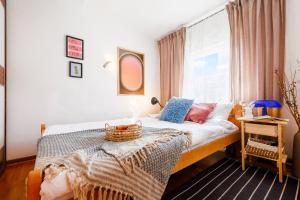 City view Apt with balcony, foosball in Old Town
