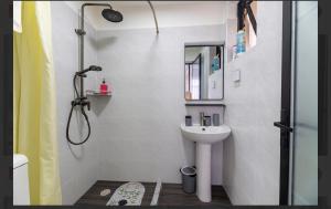 cozy shared 2 bedroom near Yaya center by Baraka