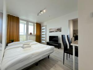 Powstańców Śląskich Skyline Apartment by BookingHost