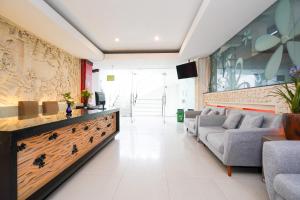 RedDoorz at First Homestay Bypass Kuta