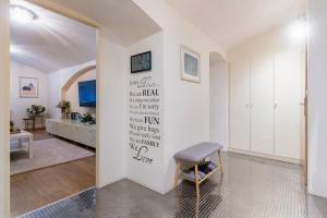Charming & Stylish Apartment near Prague Castle & Metro