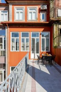 Classic Meets Modern – Downtown Balcony Retreat