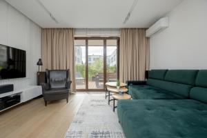 Spacious Family Apartment with Garden & Parking by Noclegi Renters