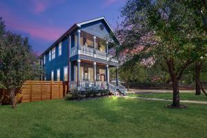 Creek Haus Walkable to Main Hot Tub Pet Friendly