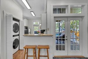 Creek Haus Walkable to Main Hot Tub Pet Friendly