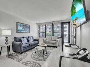 Cozy Beachfront 2 Bedroom Condo Beach Service 406