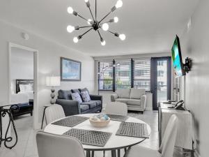 Cozy Beachfront 2 Bedroom Condo Beach Service 406