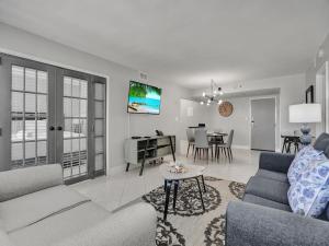 Cozy Beachfront 2 Bedroom Condo Beach Service 406