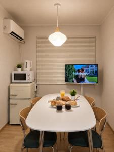 Airport pick-up service,Hongje Station,Gyeongbokgung Palace,Jongno,Bukchon,Hongdae,Myeongdong,Seoul Station,DDP,Family trip,1st floor,4 people,2 queen beds