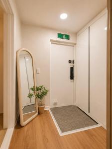 Airport pick-up service,Hongje Station,Gyeongbokgung Palace,Jongno,Bukchon,Hongdae,Myeongdong,Seoul Station,DDP,Family trip,1st floor,4 people,2 queen beds