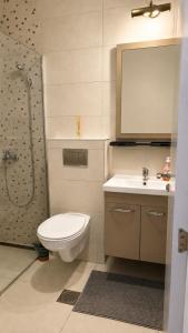 Elegant Coastal Studio with Pool & Private Parking