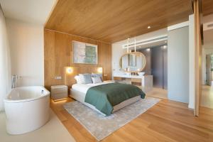 Luxury 2-Bedroom Apartment with Panoramic Sea Views in Reserva del Higuerón
