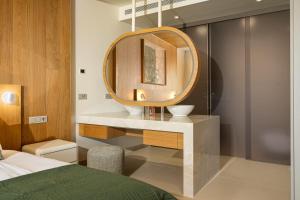 Luxury 2-Bedroom Apartment with Panoramic Sea Views in Reserva del Higuerón
