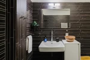 Prague Days Maisonette with Smart TV and Workspace in New Town