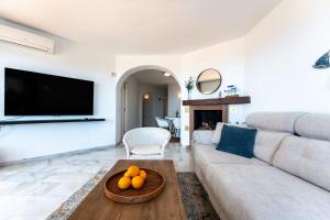 Stylish 2-Bedroom Apartment with Panoramic Sea View by CDS Vacation