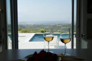Villa Mercedes, Private Pool & Panoramic View, Avlia hill, by NaxosVibe