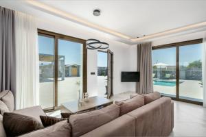 Family Villa Luna with Private Pool, Ping Pong and BBQ 1km from the beach