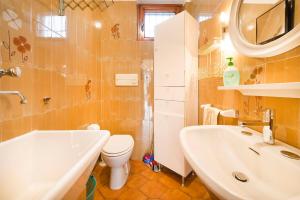Casa Carla-con giardino,vicino al centro e lago AC