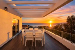 Big house with pool and sea view