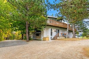 Hickory Hideaway w Hot Tub by Property Valet