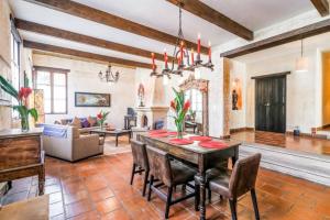 Breathtaking Retreat Villa with Pool Hotub Fast Internet