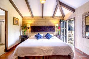 Breathtaking Retreat Villa with Pool Hotub Fast Internet