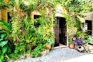 Breathtaking Retreat Villa with Pool Hotub Fast Internet