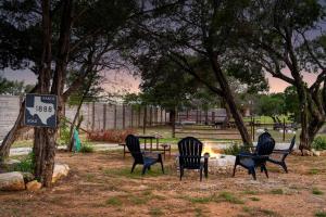 Luckenbach Guesthouse Hill Country Views