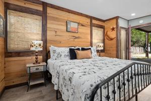 Luckenbach Guesthouse Hill Country Views