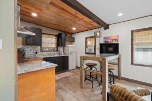 Luckenbach Guesthouse Hill Country Views