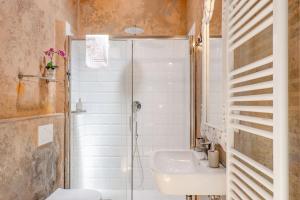 Modern Apt x4 SMN, 5 mins from Duomo, AC & Wi-Fi