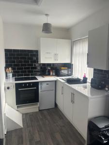 Upper Cottage flat in Clayton walking distance to Etihad Co-op Live