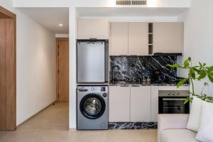 Modern Apartment with Rooftop Pool City Center